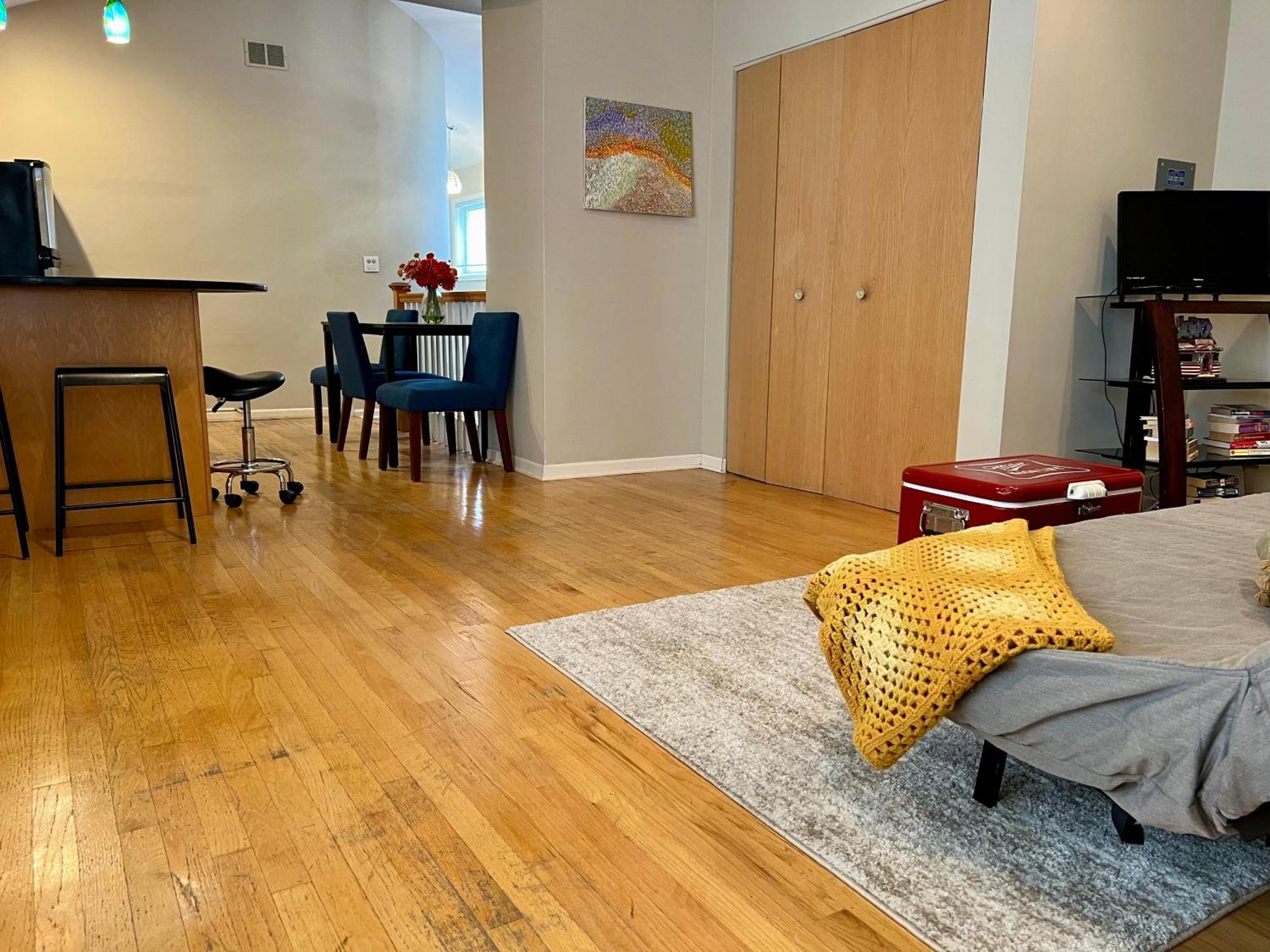 Holiday home 4 Bedroom In Location Parking Fireplace Back Yard Pets Welcome Chicago
