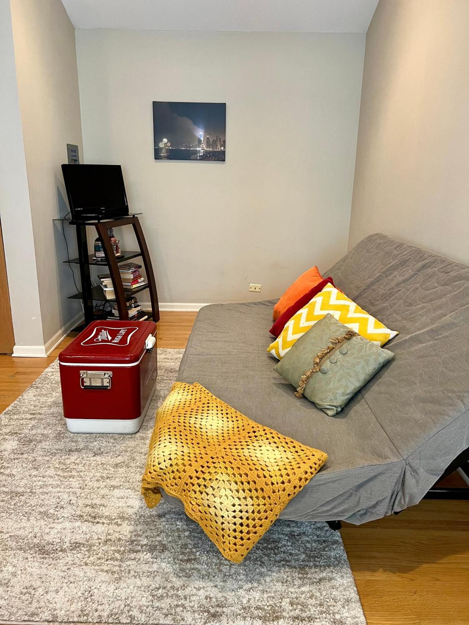 Holiday home 4 Bedroom In Location Parking Fireplace Back Yard Pets Welcome Chicago