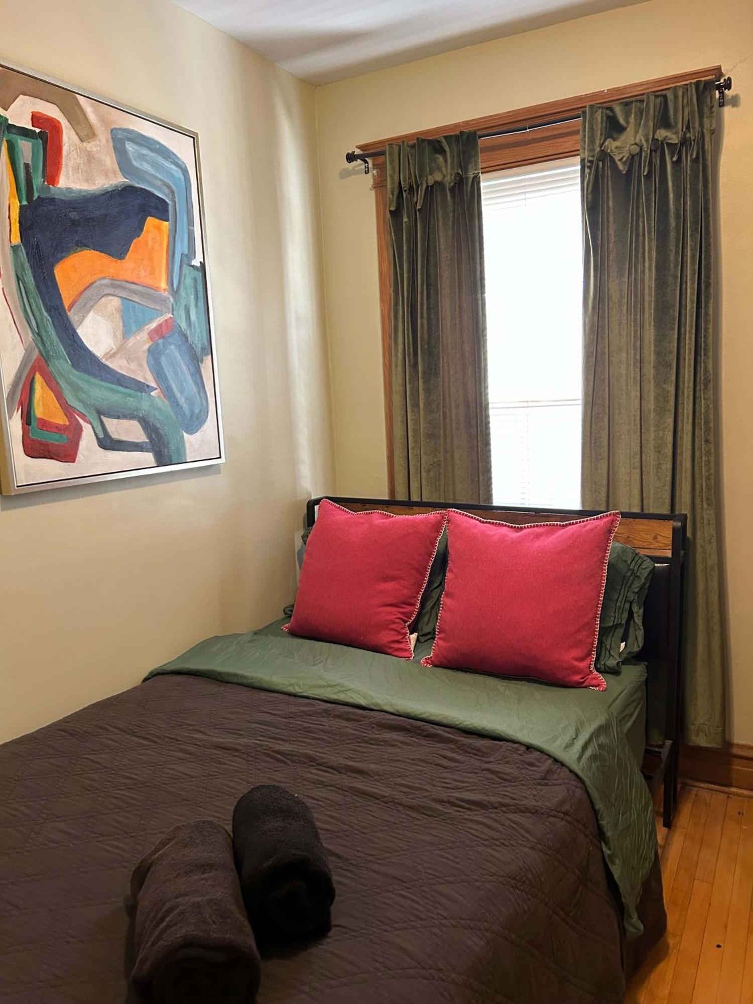 Green In Dorothys Bnb Chicago