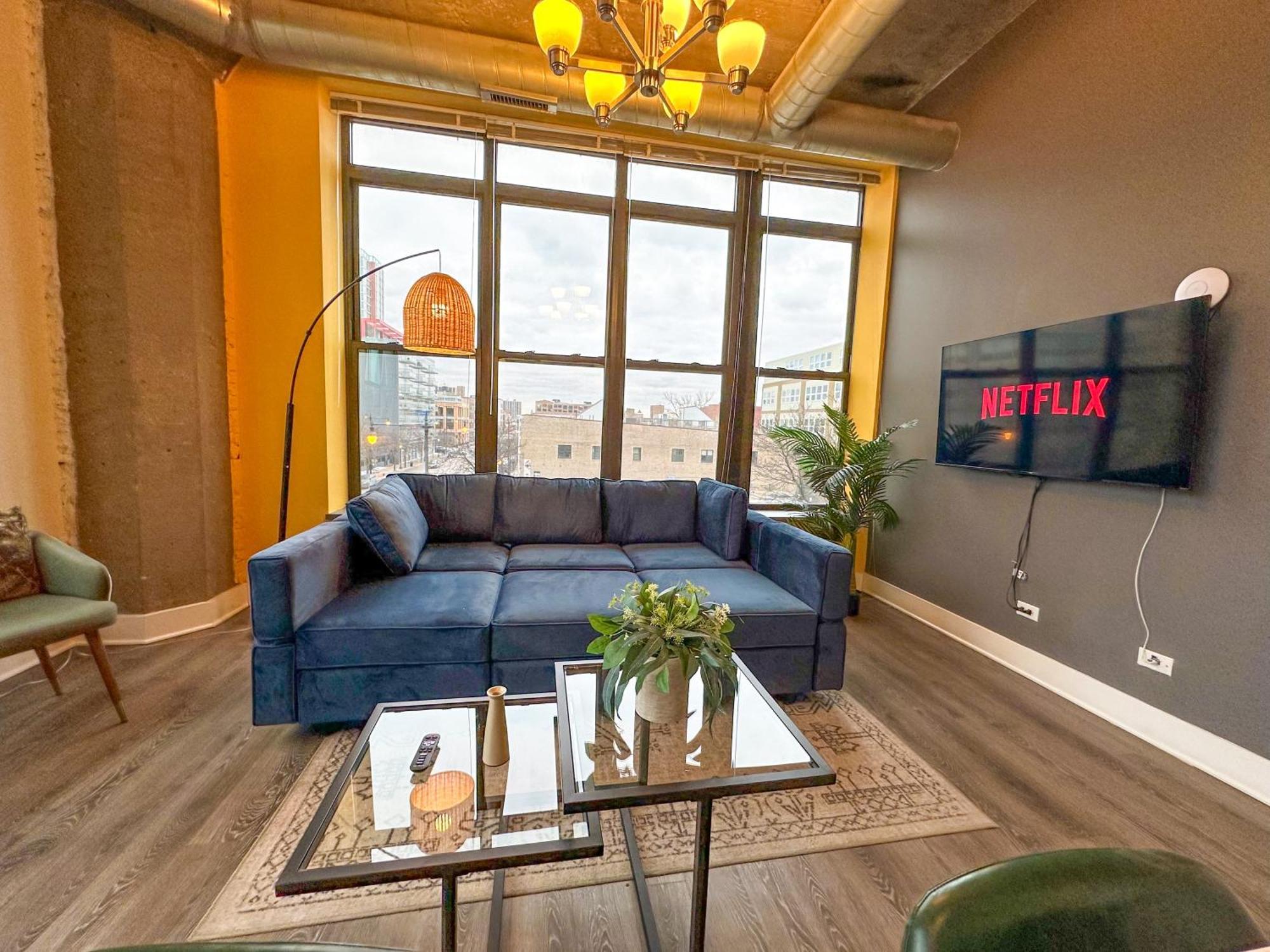 Apartment Mccormick Place Stylish Corner Unit With Optional Parking, Gym Access That Sleeps Up To 6 Chicago