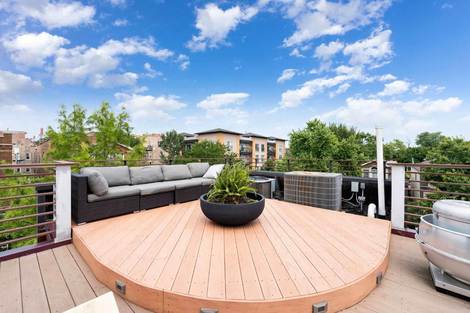 Holiday home 5br 5ba Architectural Estate-theatre Gym Rooftop Chicago