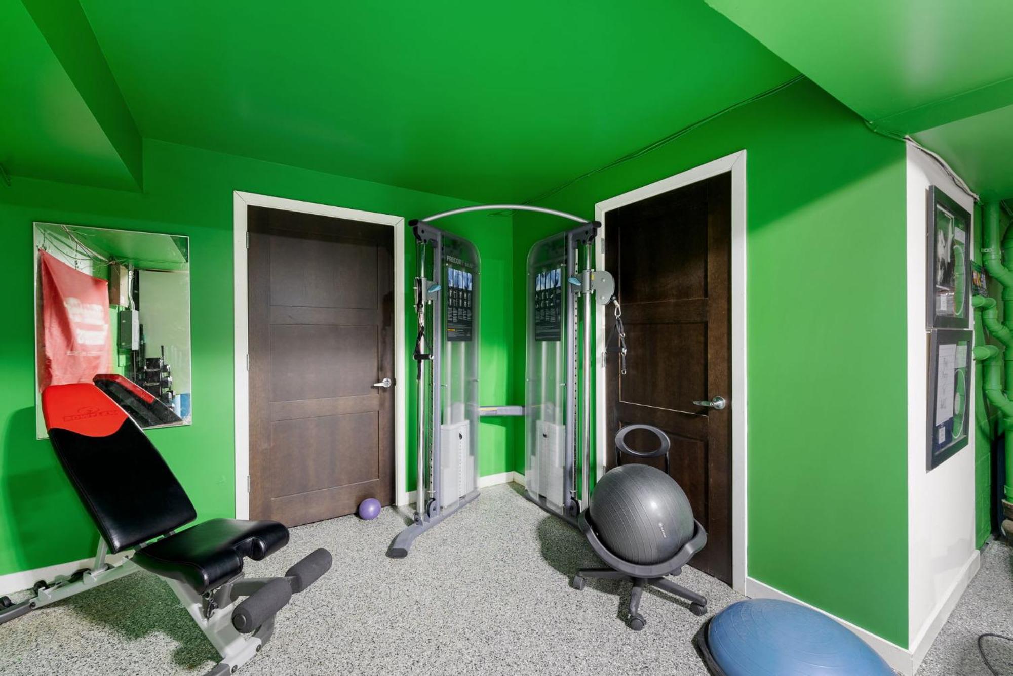 Holiday home 5br 5ba Architectural Estate-theatre Gym Rooftop