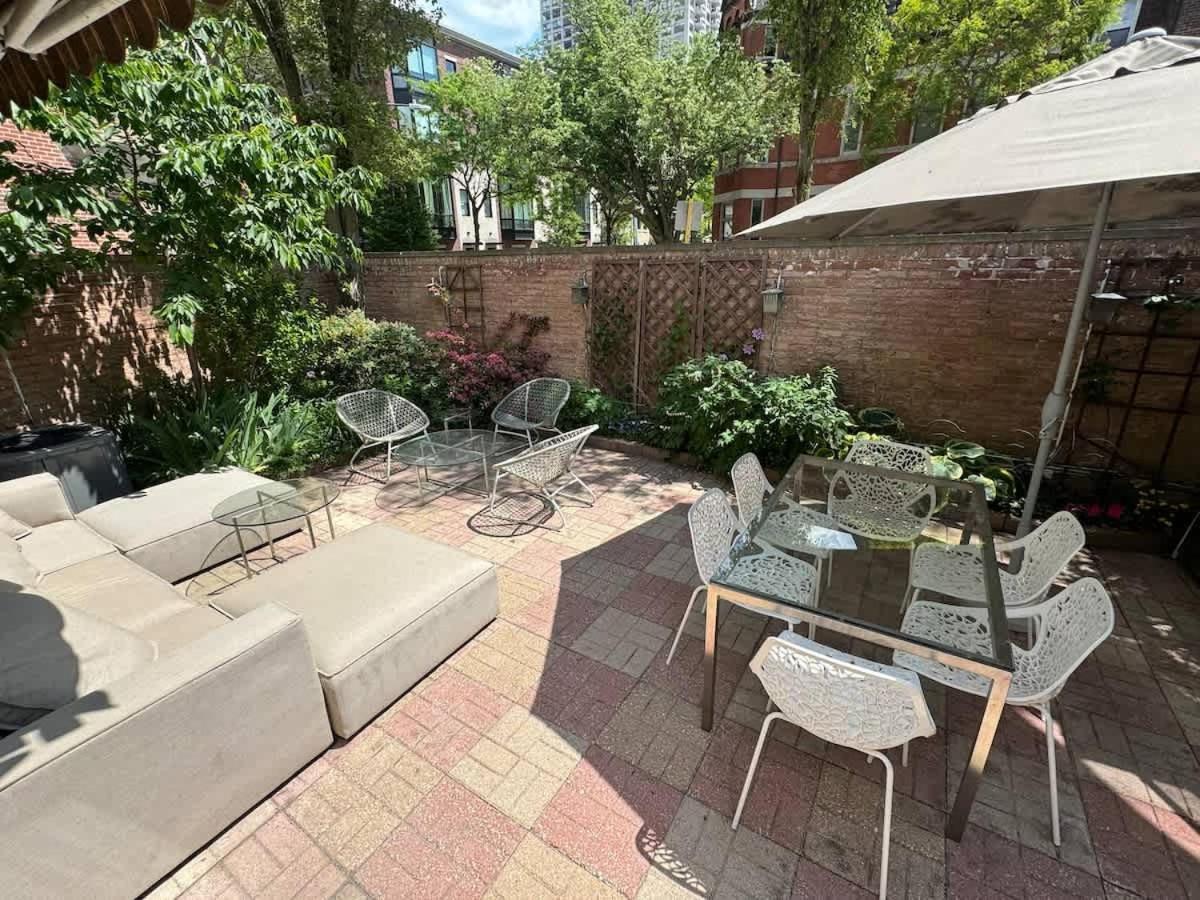 3-story Townhome Free Parking Private Patio Washer-dryer Holiday home Chicago