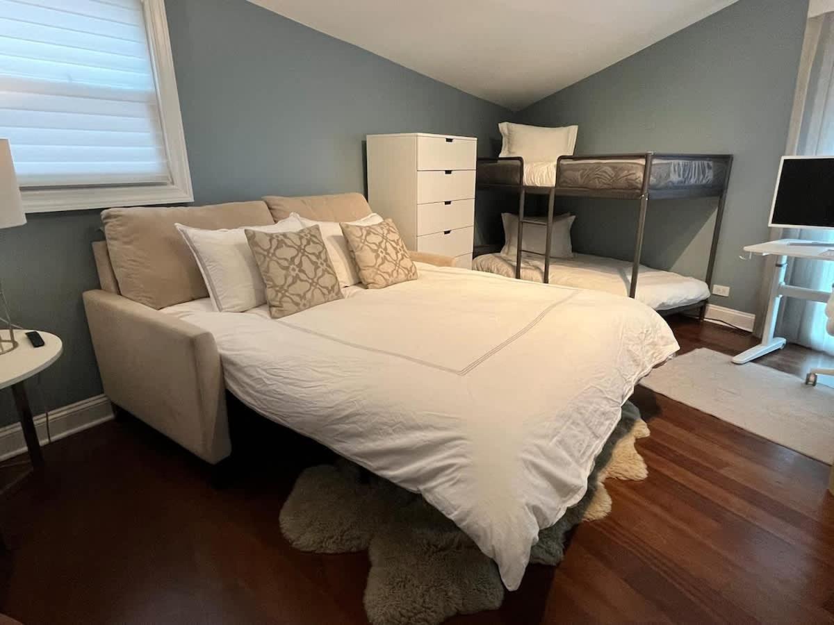 3-story Townhome Free Parking Private Patio Washer-dryer