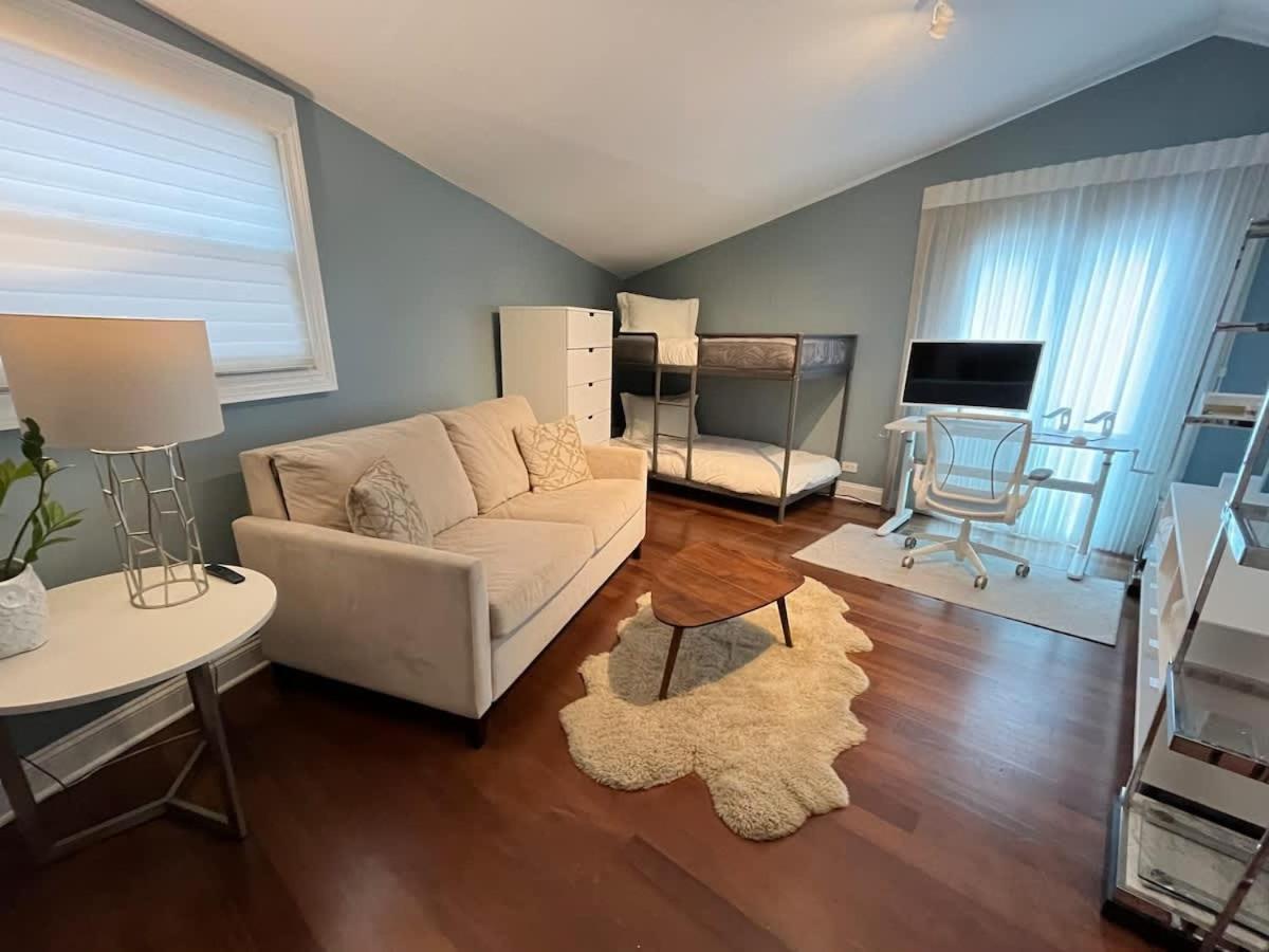 Holiday home 3-story Townhome Free Parking Private Patio Washer-dryer Chicago