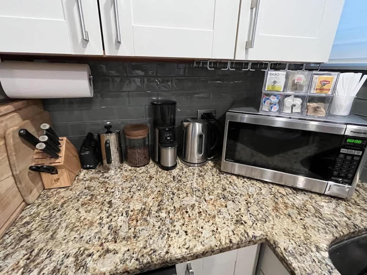 3-story Townhome Free Parking Private Patio Washer-dryer Chicago