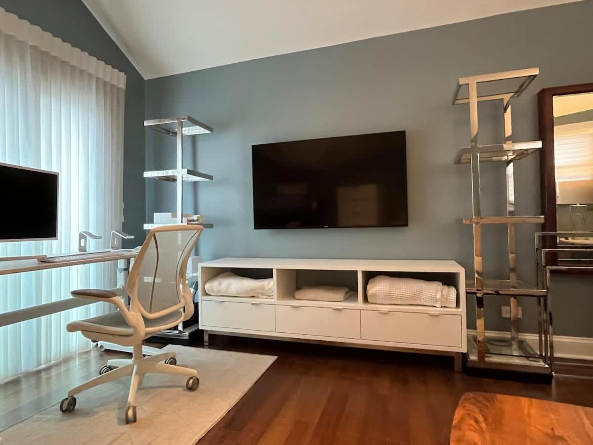Holiday home 3-story Townhome Free Parking Private Patio Washer-dryer *