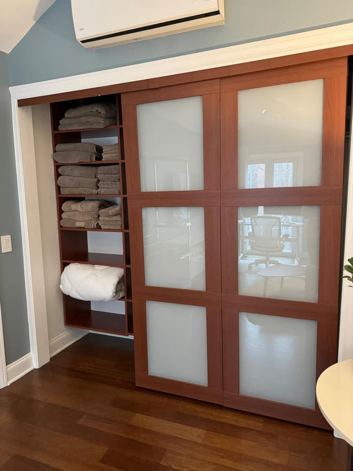 Holiday home 3-story Townhome Free Parking Private Patio Washer-dryer