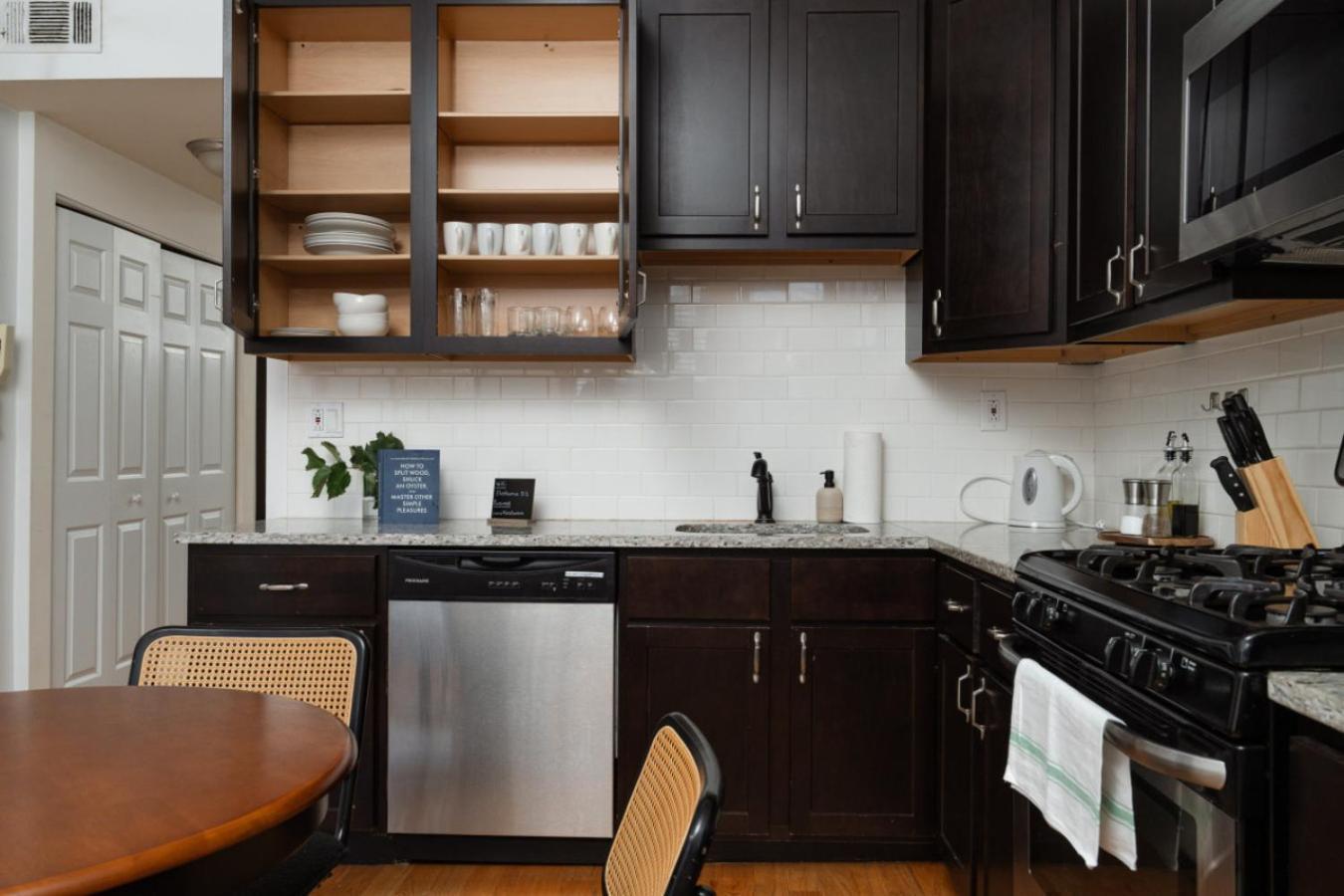 Apartment Flexhome Ukrainian Village 2br D2 *