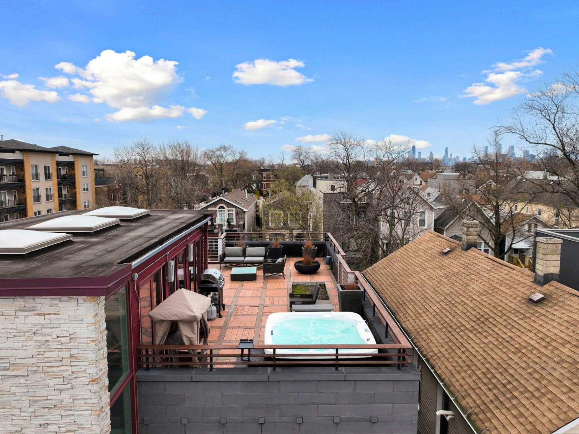 Holiday home 5br 5ba Architectural Estate-theatre Gym Rooftop *