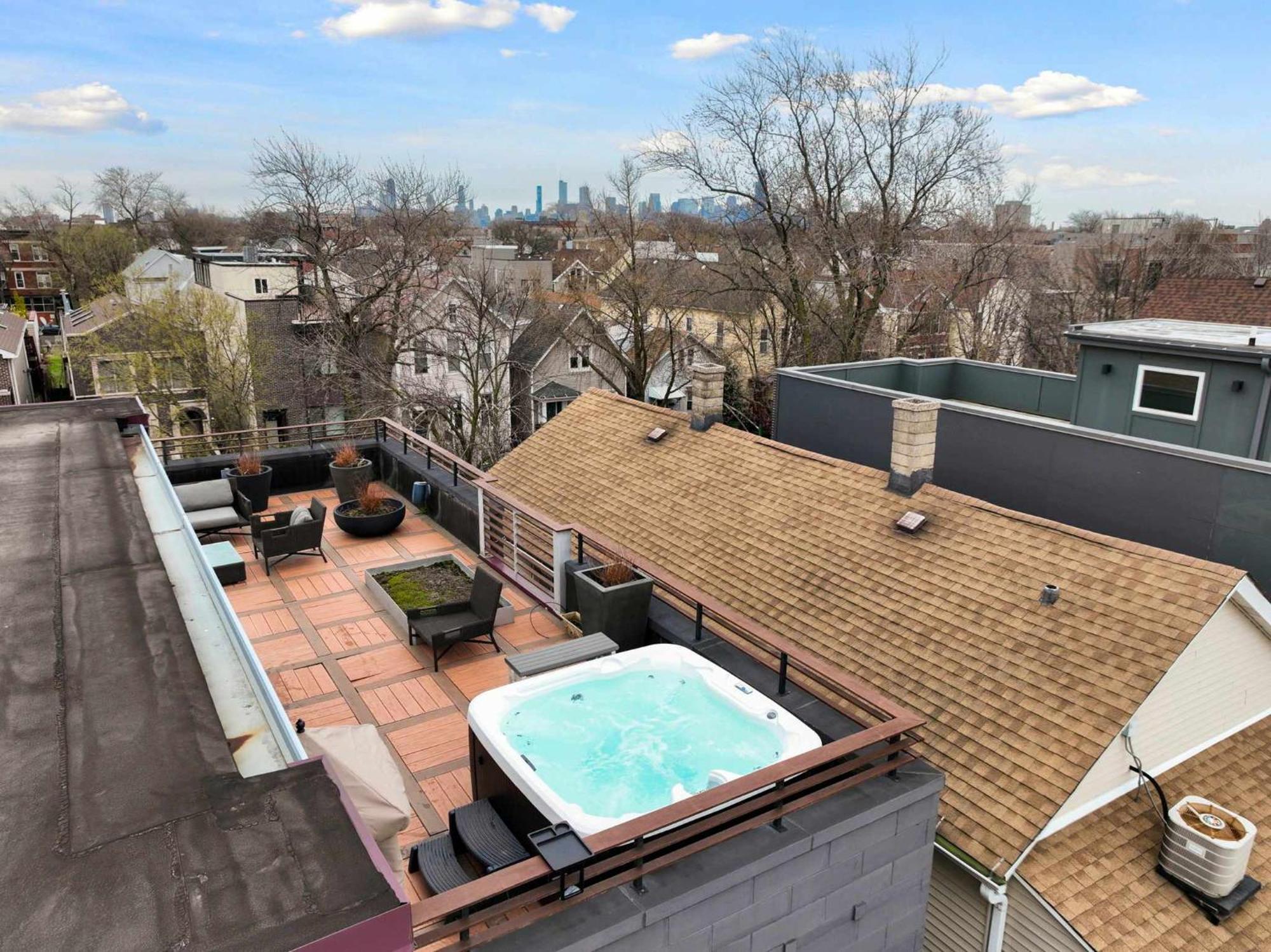 Holiday home 5br 5ba Architectural Estate-theatre Gym Rooftop *