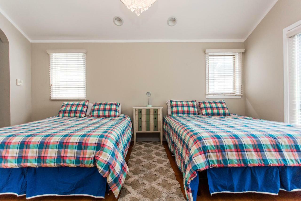 4 Bedroom In Location Parking Fireplace Back Yard Pets Welcome *