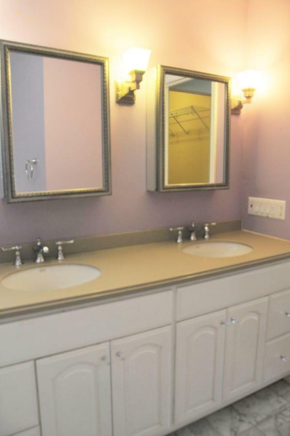 4 Bedroom In Location Parking Fireplace Back Yard Pets Welcome Holiday home