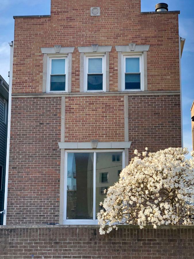 Holiday home 4 Bedroom In Location Parking Fireplace Back Yard Pets Welcome Chicago