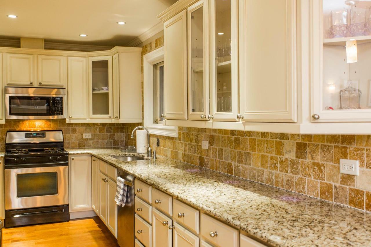 4 Bedroom In Location Parking Fireplace Back Yard Pets Welcome Holiday home