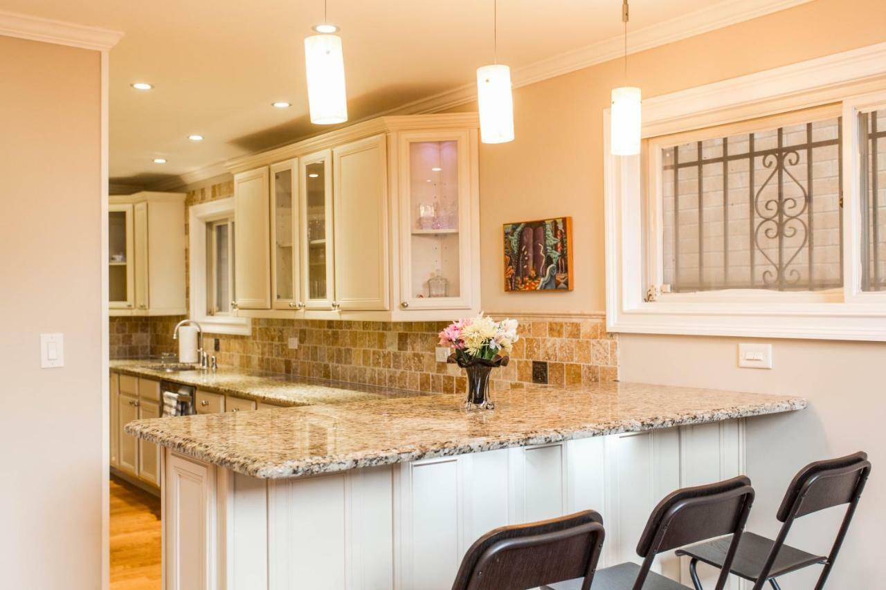 4 Bedroom In Location Parking Fireplace Back Yard Pets Welcome * Chicago