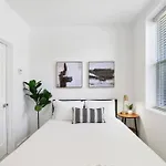 Cozy Studio Apt With In-Unit Laundry And Wi-Fi! - Montrose 111