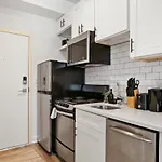 Cozy Studio Apt With In-Unit Laundry And Wi-Fi! - Montrose 111