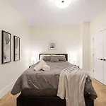 Stunning 2Br/2Ba Condo W/ Balcony By United Center