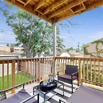 Modern Elegance: 4Br Duplex W/ Free Garage Parking