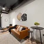 Chic 4-Bedroom Haven: Designer\'S Dream Home