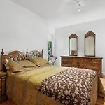 Wrigleyville Home Away From Home! 5 Mins From Downtown! Steps From Lake!! Cozy!