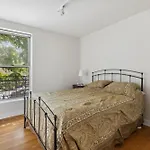 Wrigleyville Home Away From Home! 5 Mins From Downtown! Steps From Lake!! Cozy!