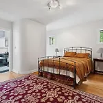 Wrigleyville Home Away From Home! 5 Mins From Downtown! Steps From Lake!! Cozy!