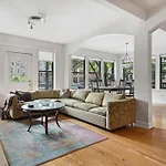 Wrigleyville Home Away From Home! 5 Mins From Downtown! Steps From Lake!! Cozy!