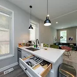 The Secret West Loop Oasis For Up To 4 Guests With In-Unit Washer And Dryer