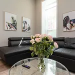 The Secret West Loop Oasis For Up To 4 Guests With In-Unit Washer And Dryer