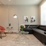 The Secret West Loop Oasis For Up To 4 Guests With In-Unit Washer And Dryer