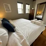 Trendy Wicker Park Loft With Parking