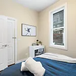 Stylish 2 Bdr Coach House Steps From The Lake
