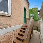 Stylish 2 Bdr Coach House Steps From The Lake