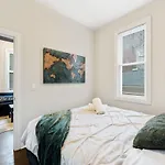 Stylish 2 Bdr Coach House Steps From The Lake