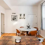 Cozy 2 Bedroom 1 Ba Flat Just 10 Mins From Downtown