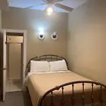 Queen Bed With Private Ensuite Bathroom In Lakeview - 3D