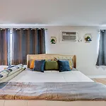 Luxury Studio King Bed Chicago Remodeled
