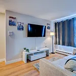 Luxury Studio King Bed Chicago Remodeled