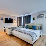 Luxury Studio King Bed Chicago Remodeled