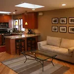Roscoe Village Guesthouse