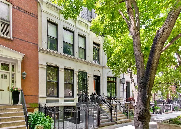 Historic Luxury Townhouse In Downtown Chicago