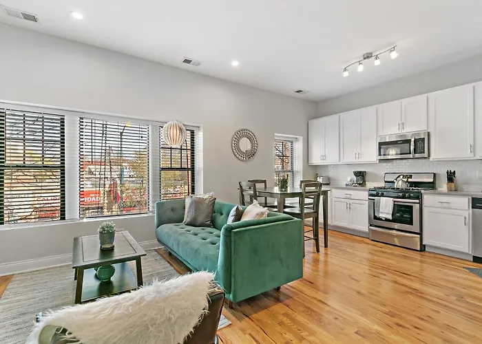 2Br Minimalist Apt In Logan Sq Near Train & Stores - Milwaukee 2