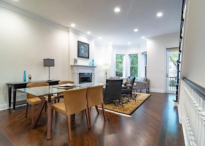 Luxurious Gold Coast Villa With Parking For Up To 12 Guests
