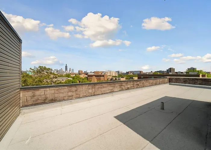 Stunning 2Br/2Ba Condo W/ Balcony By United Center