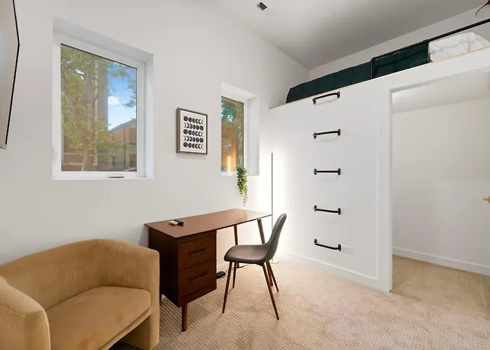 Chic 4-Bedroom Haven: Designer\'S Dream Home