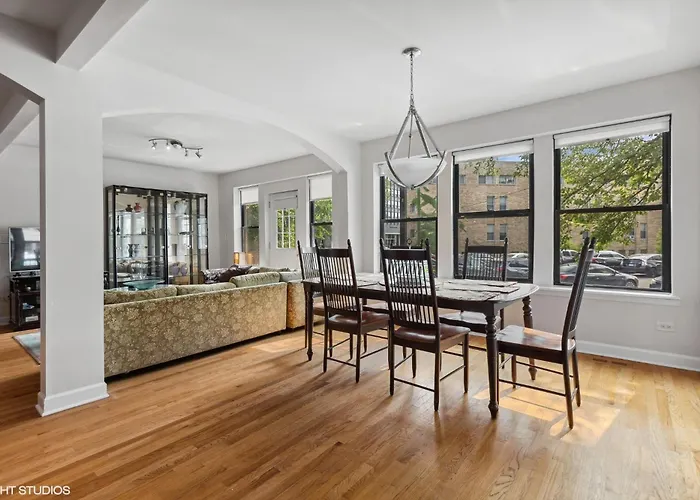 Wrigleyville Home Away From Home! 5 Mins From Downtown! Steps From Lake!! Cozy!
