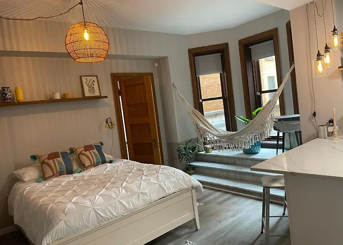 Boho Chic City Studio: Lakeview, Chicago