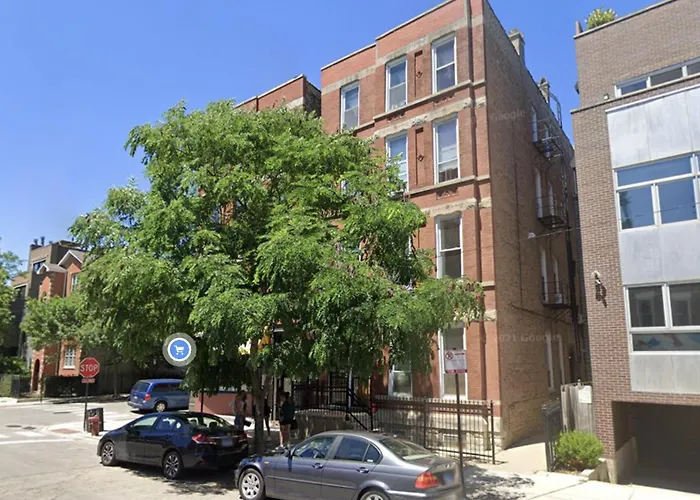 The Secret West Loop Oasis For Up To 4 Guests With In-Unit Washer And Dryer